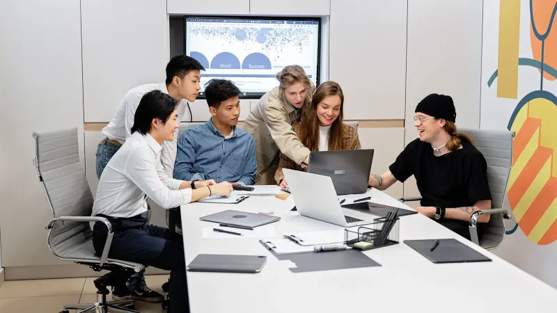 Ein vielfältiges Team von Fachleuten, das an einem kollaborativen Meeting in einem modernen Büro arbeitet.