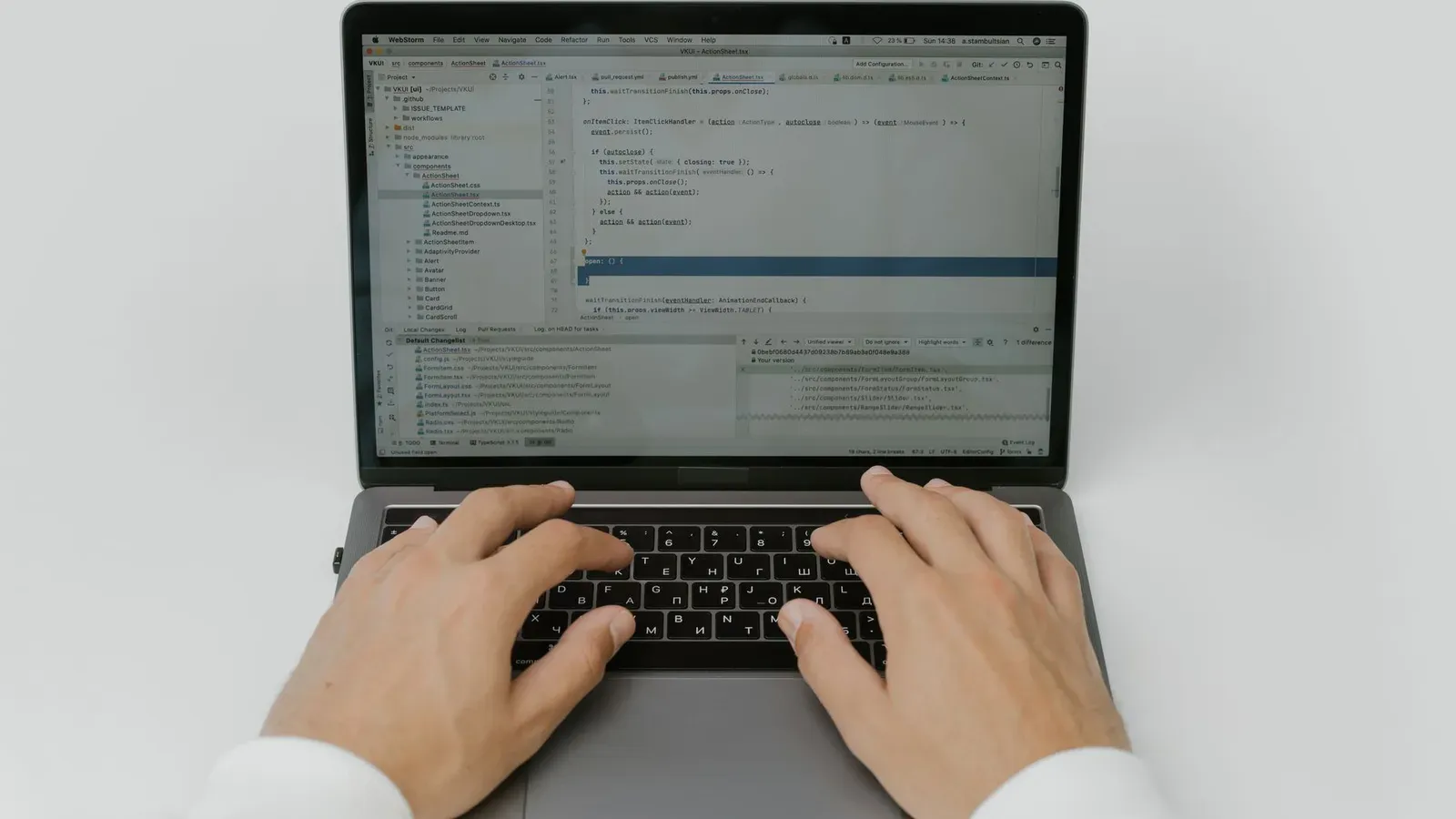 Nahaufnahme von Händen, die an einem Laptop codieren, zeigt die Softwareentwicklung in Aktion.