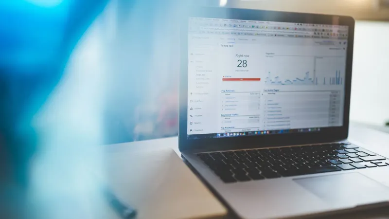 Laptop, das Google Analytics in einem modernen Arbeitsbereich anzeigt, mit Fokus auf digitale Analytik und Technologie.